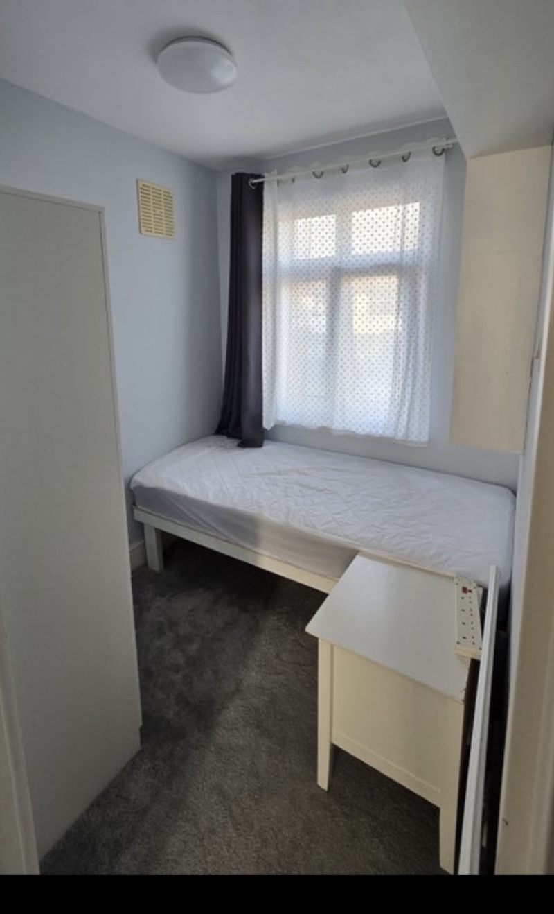 Închiriez cameră single în Romford 2